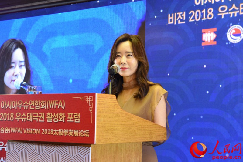 人民網(wǎng)韓國公司總經(jīng)理周玉波出席論壇並致辭。裴埈基攝