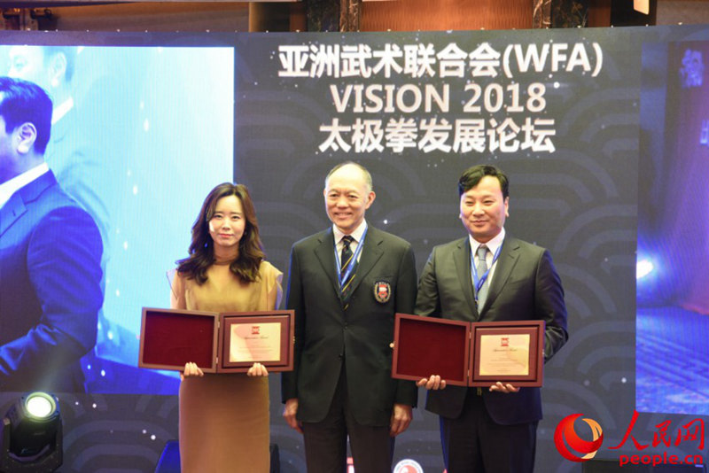 霍震寰主席向周玉波總經(jīng)理和樸昶范會(huì)長頒發(fā)了功勞獎(jiǎng)。裴埈基攝