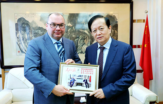 人民日報社社長李寶善會見俄羅斯塔斯社社長米哈伊洛夫。（攝影：李國良）