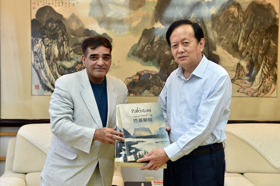 人民日報社社長李寶善會見巴基斯坦《每日郵報》社長兼總編輯馬克東·巴伯。（攝影：翁奇羽）