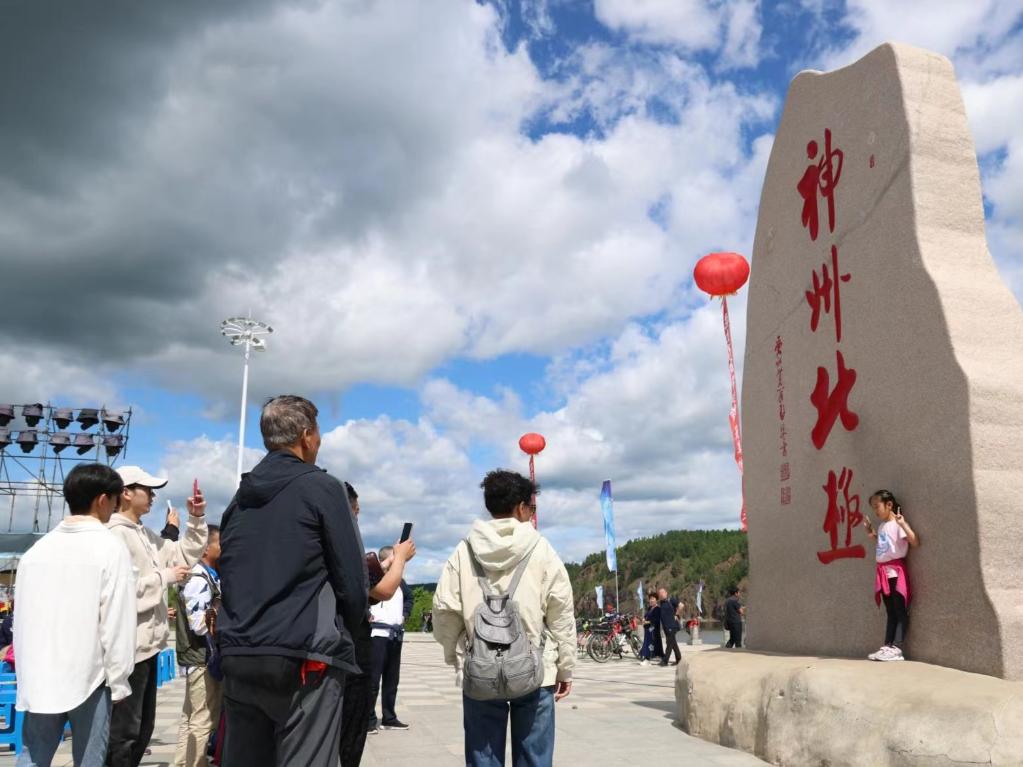 游客在漠河市地標(biāo)前打卡。新華社記者 徐凱鑫攝