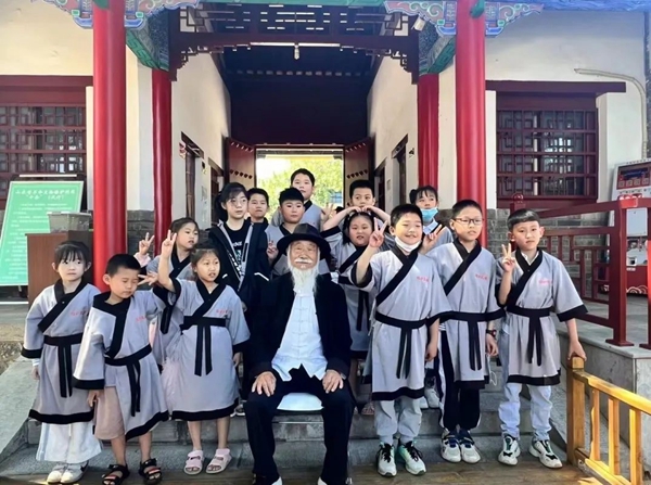 聽(tīng)孔廟歷史見(jiàn)證人——白胡子爺爺講述臨沂城過(guò)去的故事。臨沂市博物館供圖