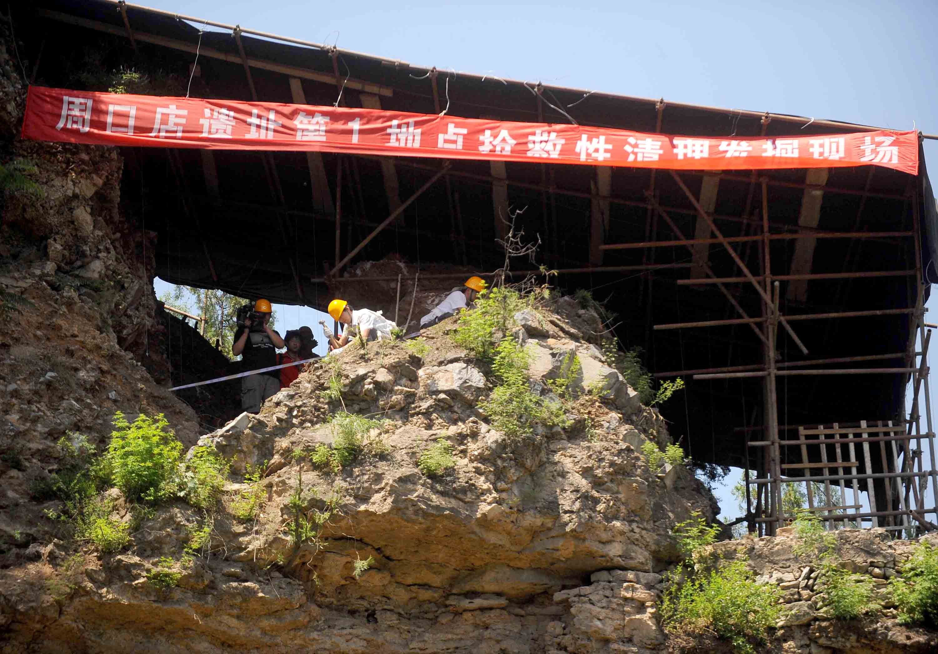 中國(guó)文化源遠(yuǎn)流長(zhǎng)，中華文明博大精深。中華文明探源工程等重大工程的研究成果，實(shí)證了我國(guó)百萬(wàn)年的人類(lèi)史、一萬(wàn)年的文化史、五千多年的文明史。這是2009年6月24日，考古工作人員在北京周口店遺址第1地點(diǎn)進(jìn)行搶救性清理發(fā)掘工作。新華社記者 羅曉光 攝