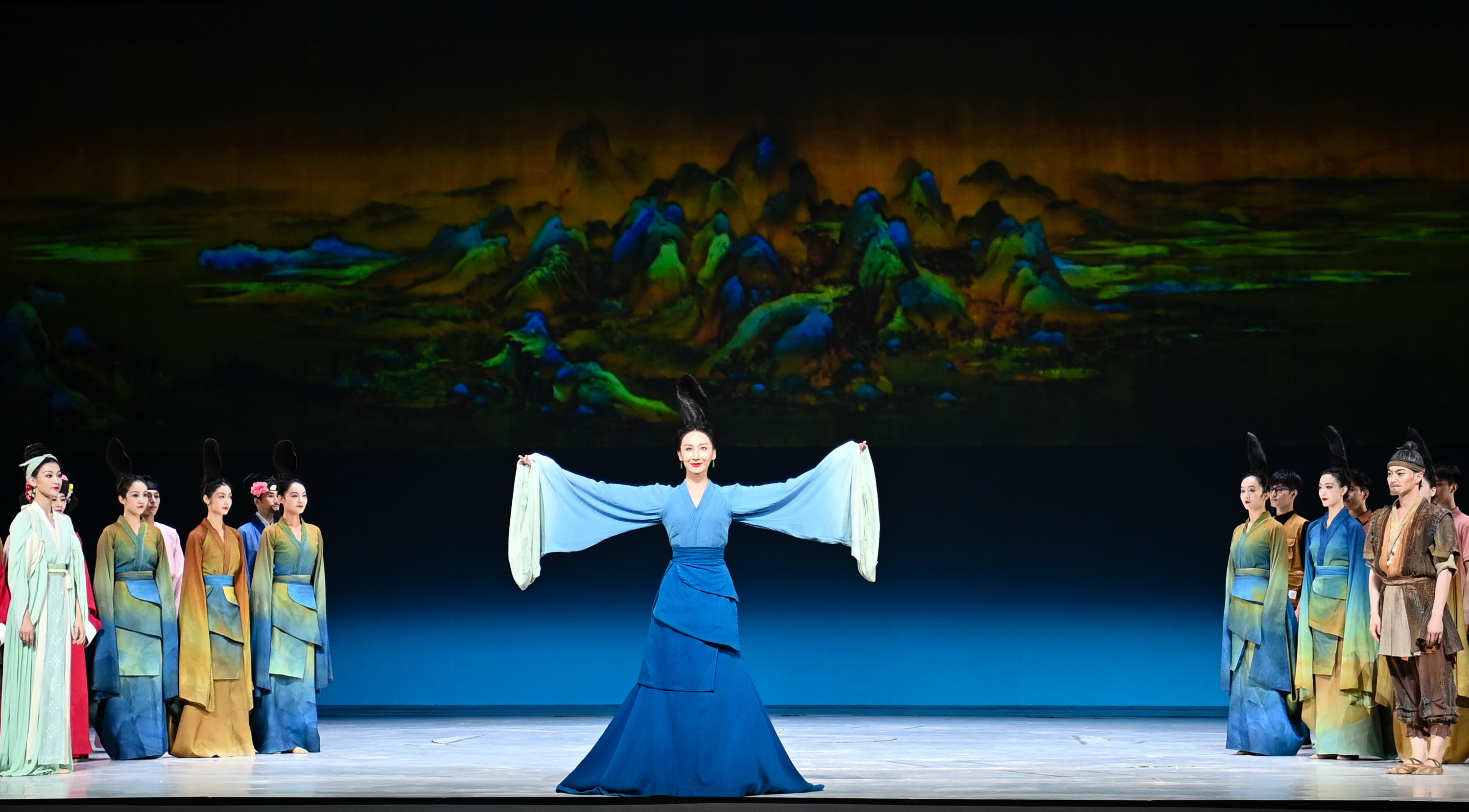 2023年7月20日，中國(guó)東方演藝集團(tuán)演員在烏魯木齊文化中心大劇院表演舞蹈詩(shī)劇《只此青綠》。新華社記者 李響 攝