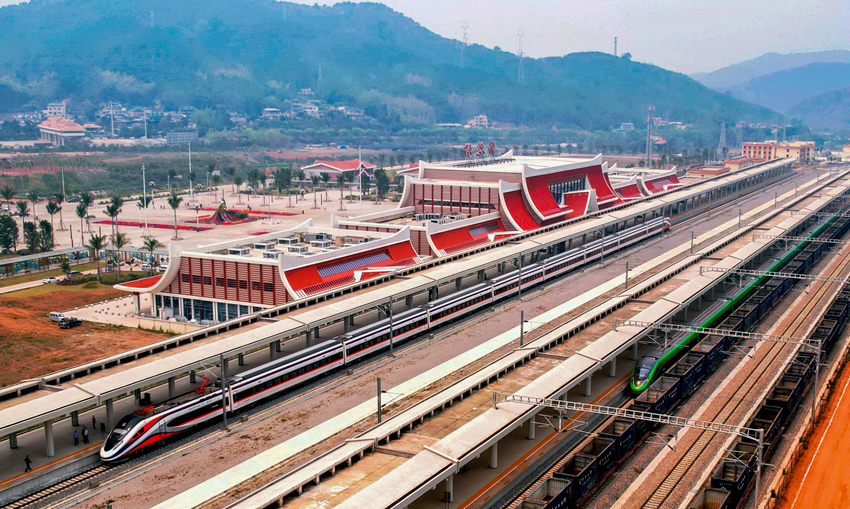 對(duì)向行駛的國際客運(yùn)列車“復(fù)興號(hào)”和“瀾滄號(hào)”在磨憨站交匯。楊紫軒攝