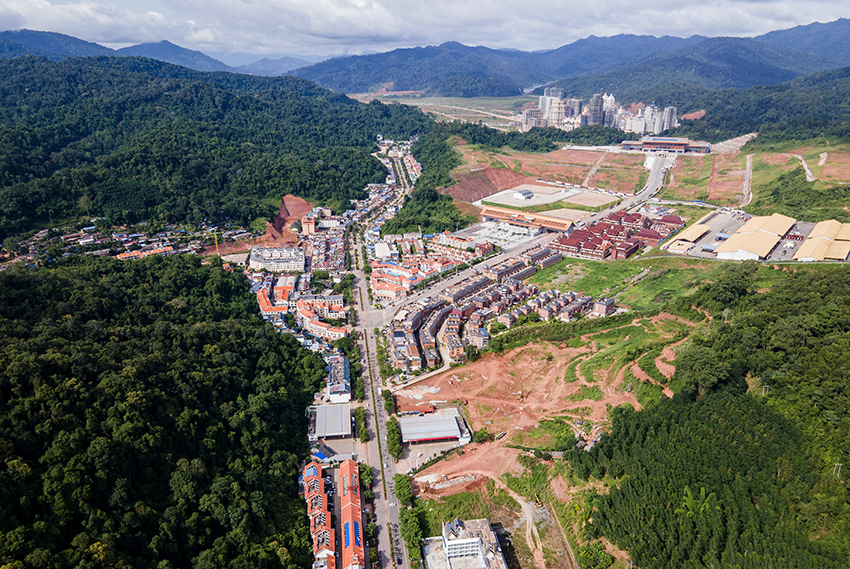磨憨口岸俯瞰，右前方高層白色建筑群為老撾境內(nèi)。人民網(wǎng)記者 符皓攝