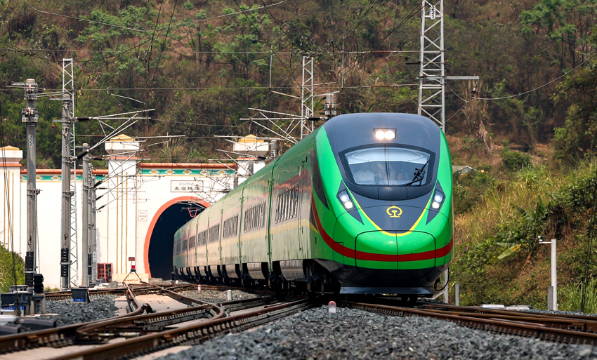 “復(fù)興號(hào)”動(dòng)車組列車駛過友誼隧道。徐章位攝