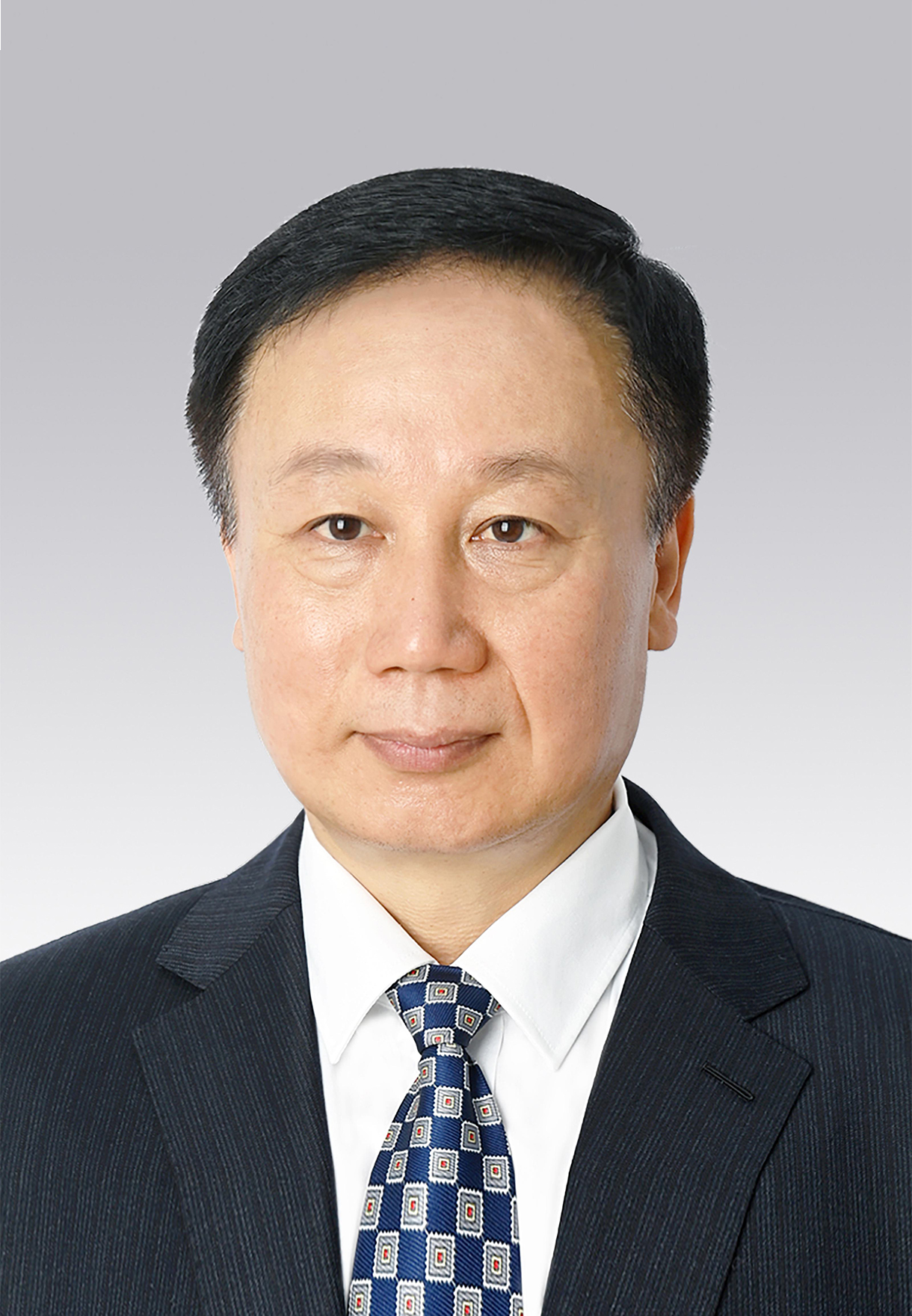 馬宏偉，男，滿族，1969年4月生，研究生學(xué)歷，中共黨員，現(xiàn)任人民日?qǐng)?bào)社副總編輯。
